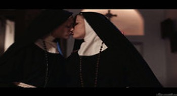 Zwei sündige Nonnen lecken sich zum ersten Mal gegenseitig die Fotzen