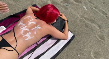 Dickärschige Rothaarige trifft sich mit einem Fremden an einem Strand, um den wunderbarsten Sex zu haben